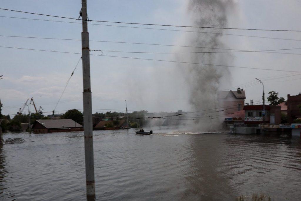 «Стовп води піднявся на десятки метрів», – фотожурналіст Станіслав Юрченко, який знімав евакуацію жителів Херсона, розповів про обстріл 5