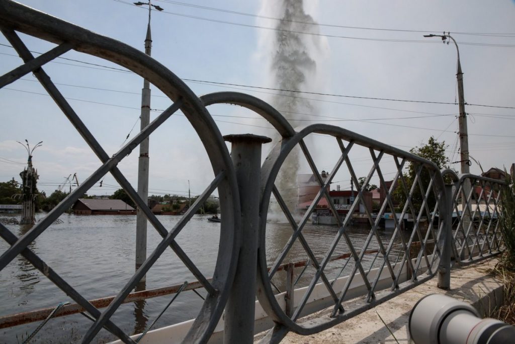 «Стовп води піднявся на десятки метрів», – фотожурналіст Станіслав Юрченко, який знімав евакуацію жителів Херсона, розповів про обстріл 7