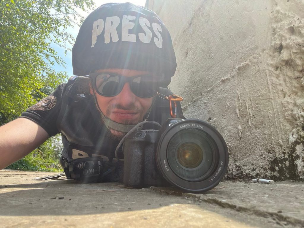 «Стовп води піднявся на десятки метрів», – фотожурналіст Станіслав Юрченко, який знімав евакуацію жителів Херсона, розповів про обстріл