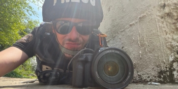 «Стовп води піднявся на десятки метрів», – фотожурналіст Станіслав Юрченко, який знімав евакуацію жителів Херсона, розповів про обстріл