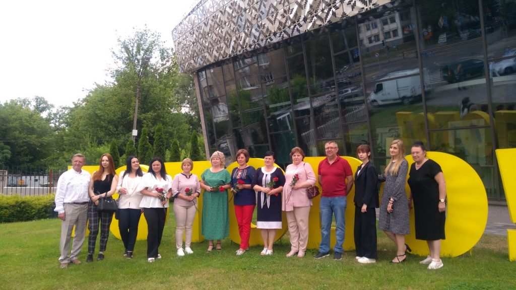 Привітання зі святом переплелися зі спогадами про війну: редактори Київщини ділилися досвідом виживання