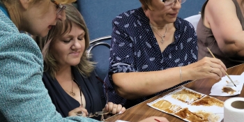 На творчому занятті у Запорізькому Центрі журналістської солідарності НСЖУ медійники вчились малювати кавою