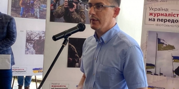 «Російські загарбники розглядають журналістів незалежних медіа як свої цілі», – Сергій Томіленко на відкритті виставки НСЖУ