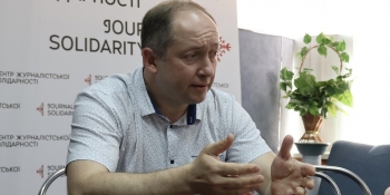 Про свої гірські пейзажі художник Андрій Шмирін розповів запорізьким медійникам напередодні персональної виставки