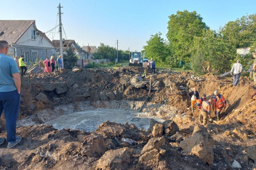 Внаслідок нічного ракетного обстрілу пошкоджено будинок криворізької журналістки 2