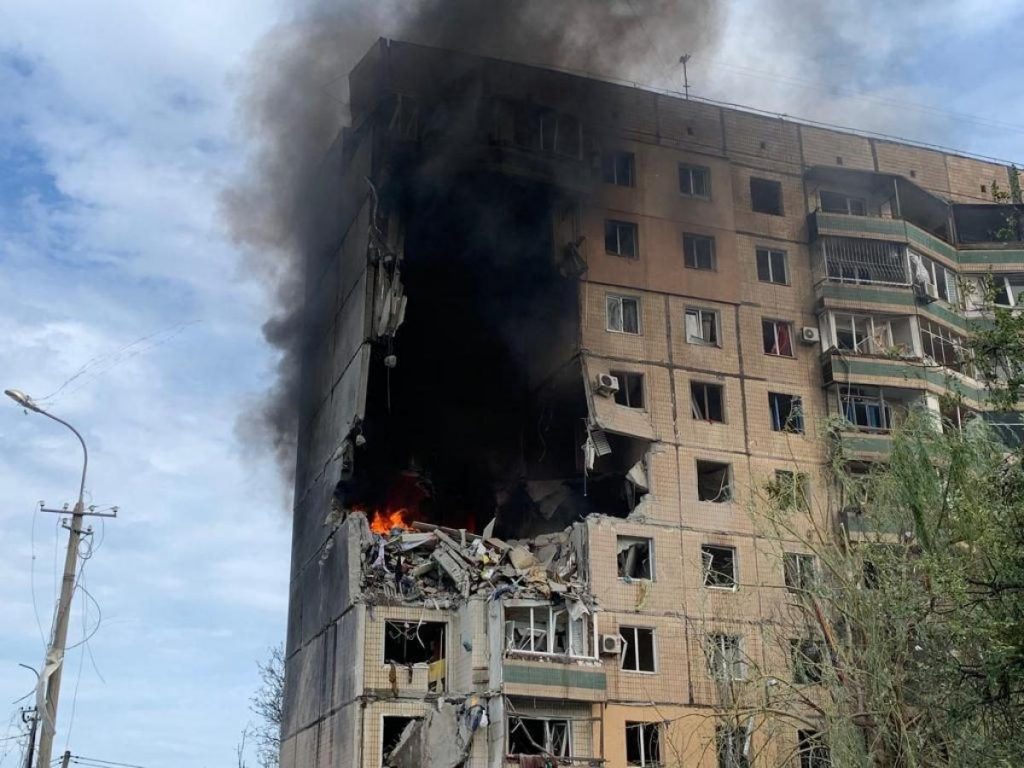 У Кривому Розі внаслідок ракетного обстрілу пошкоджено квартиру журналістки Олени Смоліної