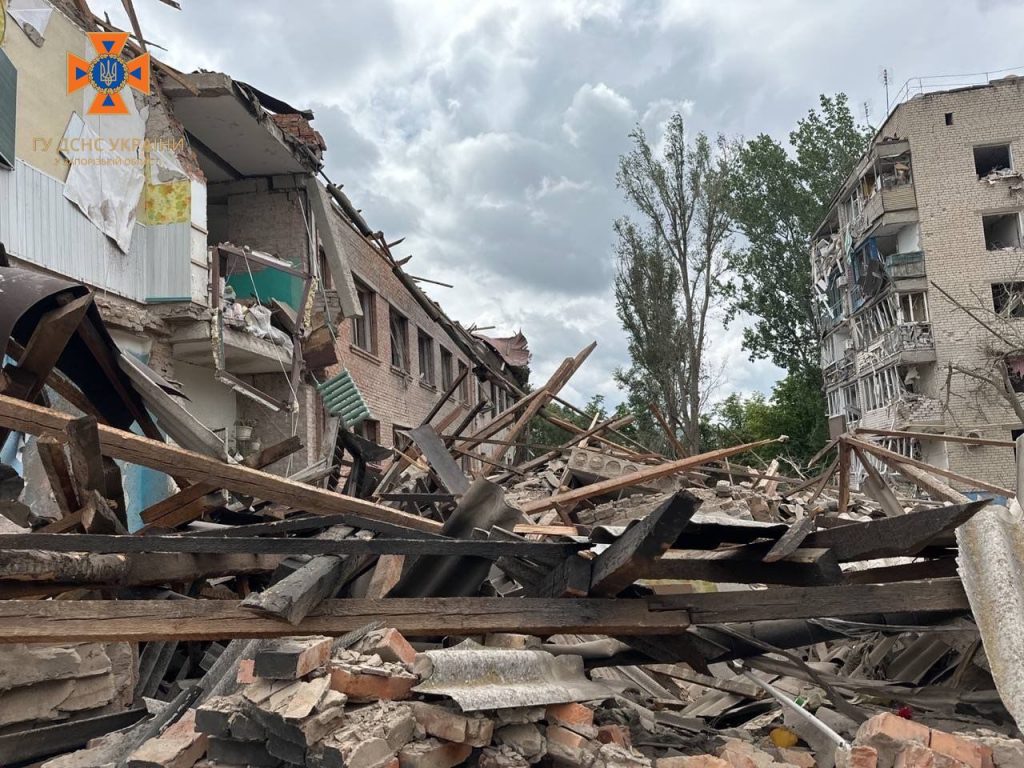 В Оріхові російською авіабомбою знищено пункт незламності, в якому поширювали місцеву газету 2