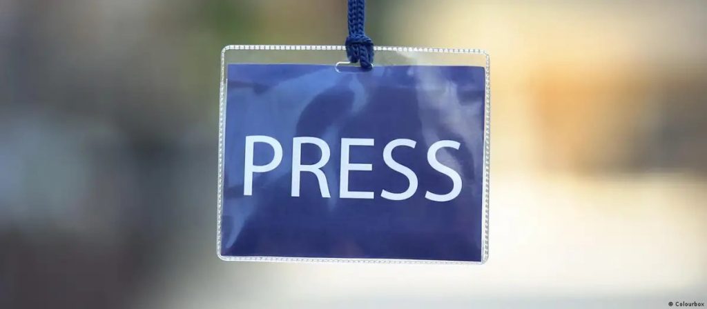 На Донбасі поранено оператора DW Євгена Шилка