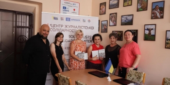 В Івано-Франківському Центрі журналістської солідарності НСЖУ презентували книжку «Поміж текстом: журналісти для журналістів»