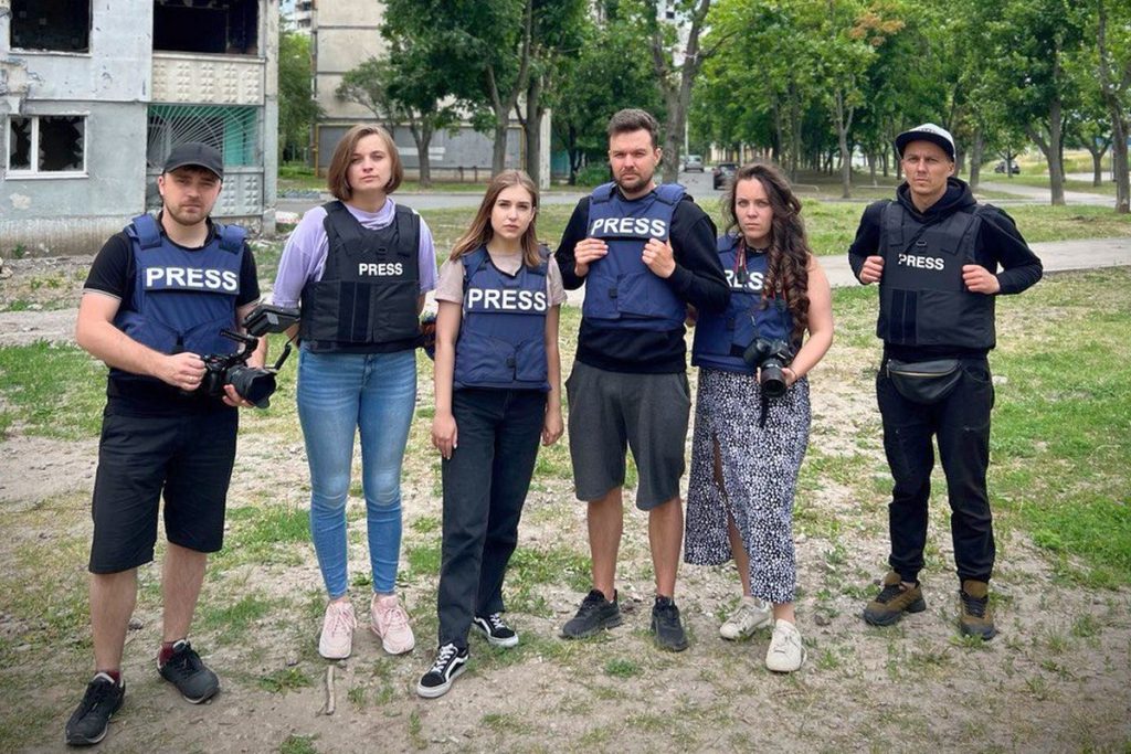Команда відеопродакшну Museway готувала матеріали про ситуацію в Україні для Нідерландів у захисному спорядженні від НСЖУ