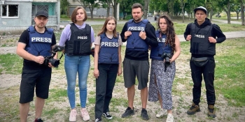 Команда відеопродакшну Museway готувала матеріали про ситуацію в Україні для Нідерландів у захисному спорядженні від НСЖУ