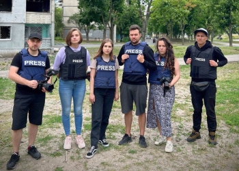 Команда відеопродакшну Museway готувала матеріали про ситуацію в Україні для Нідерландів у захисному спорядженні від НСЖУ