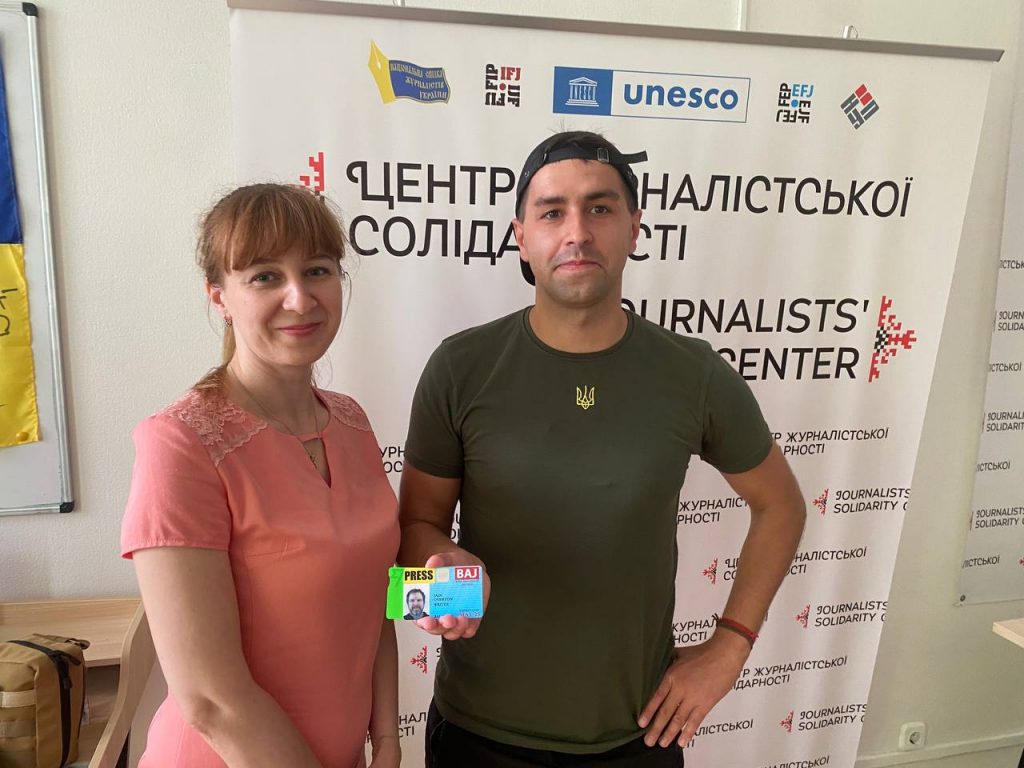 Житель Броварів знайшов і передав до НСЖУ загублену прескарту британського журналіста