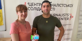 Житель Броварів знайшов і передав до НСЖУ загублену прескарту британського журналіста