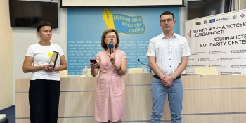 Премію за захист свободи слова, присуджену в’язню кремля Владиславу Єсипенку, в НСЖУ вручили його дружині