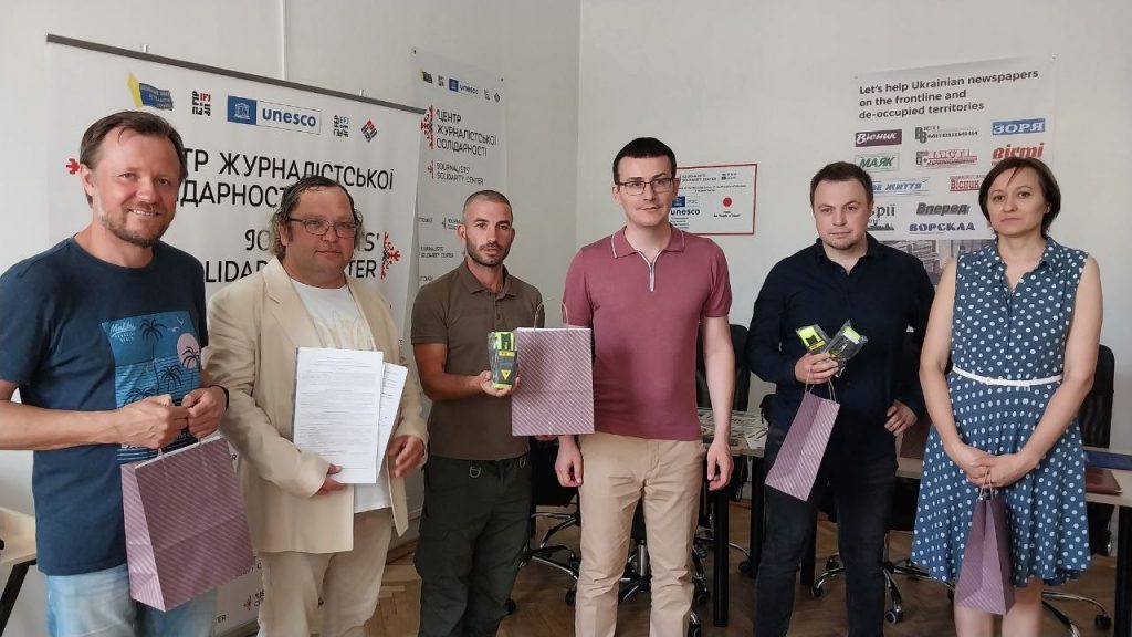 НСЖУ передала першу партію турнікетів медійникам, які їдуть на прифронтові території