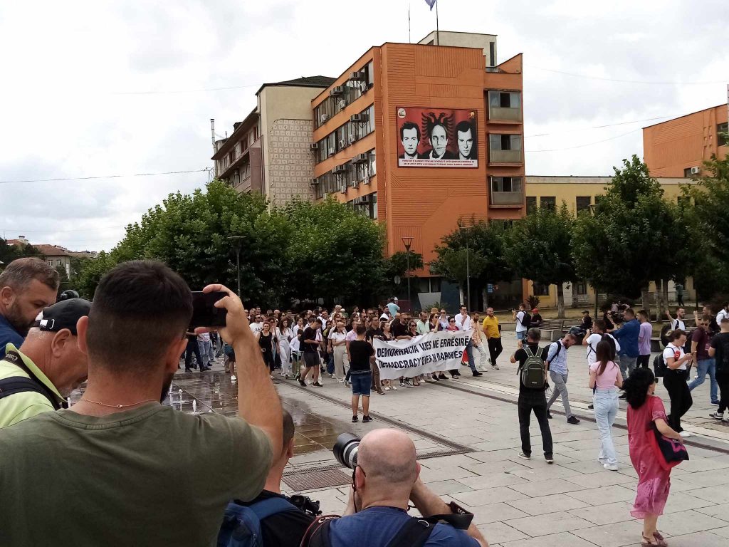 В Косові журналісти вийшли на протест проти закриття популярного медіа 1