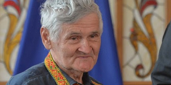 Найстарший чинний журналіст Черкащини їздить на фронт, аби знімкувати воїнів та писати їхні історії