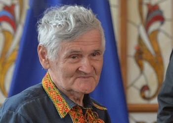 Найстарший чинний журналіст Черкащини їздить на фронт, аби знімкувати воїнів та писати їхні історії