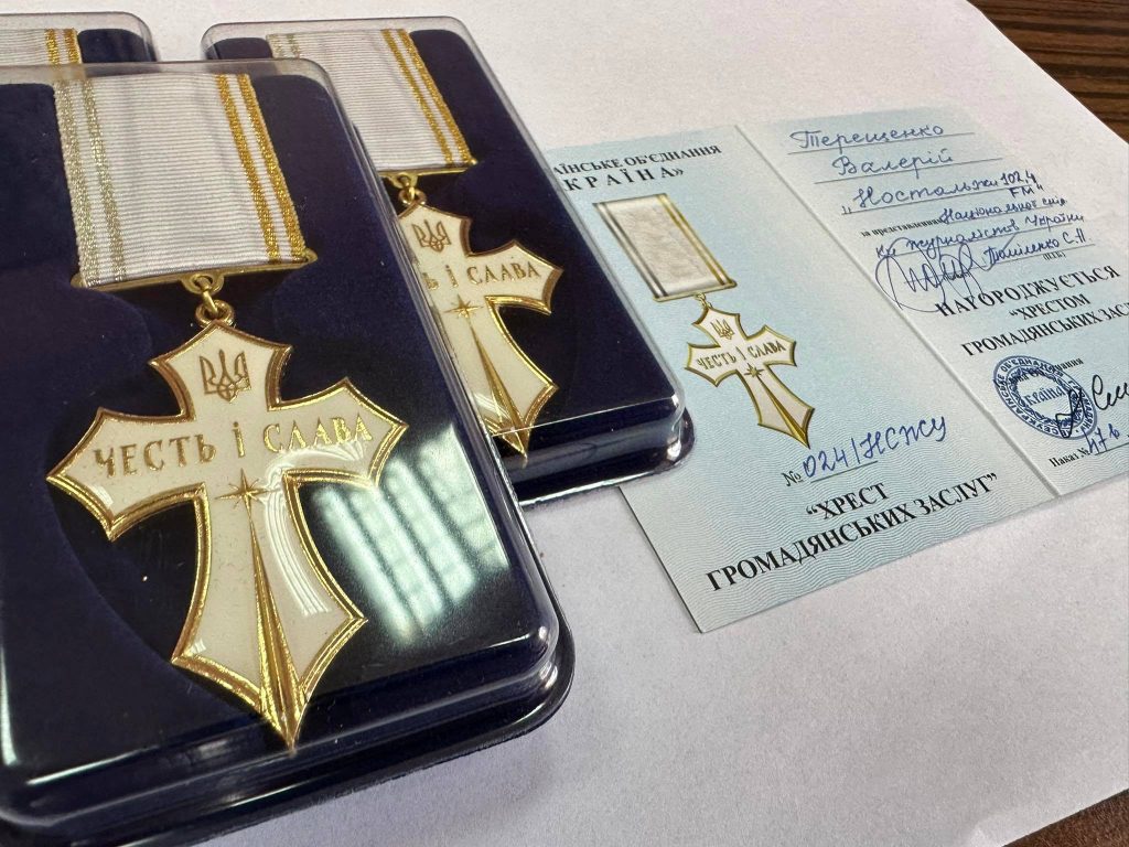 Колектив нескореної радіостанції з Нікополя відреагував на «Хрест громадянських заслуг» від НСЖУ