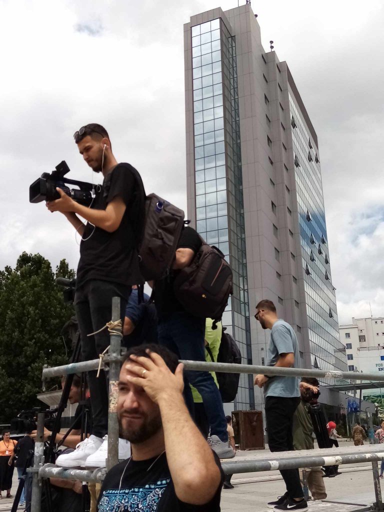 В Косові журналісти вийшли на протест проти закриття популярного медіа 5