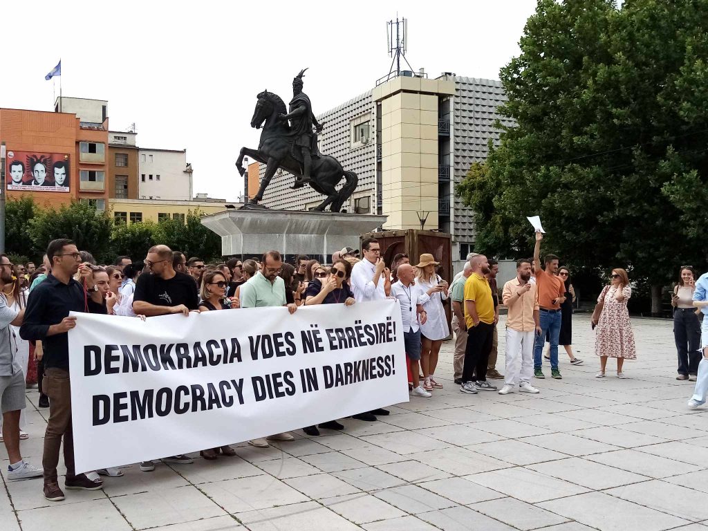 В Косові журналісти вийшли на протест проти закриття популярного медіа