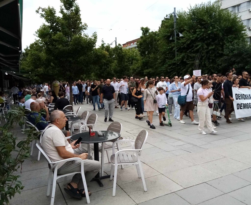 В Косові журналісти вийшли на протест проти закриття популярного медіа 4