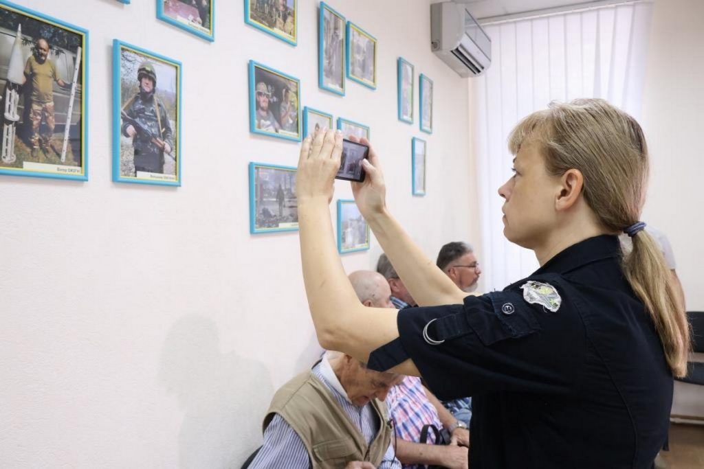 У Дніпрі відкрилась фотовиставка, герої якої – медійники-захисники
