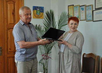 Журналістка із Маріуполя Ірина Гусак, котра після окупації міста переїхала жити у Сарни, отримала ноутбук від НСЖУ