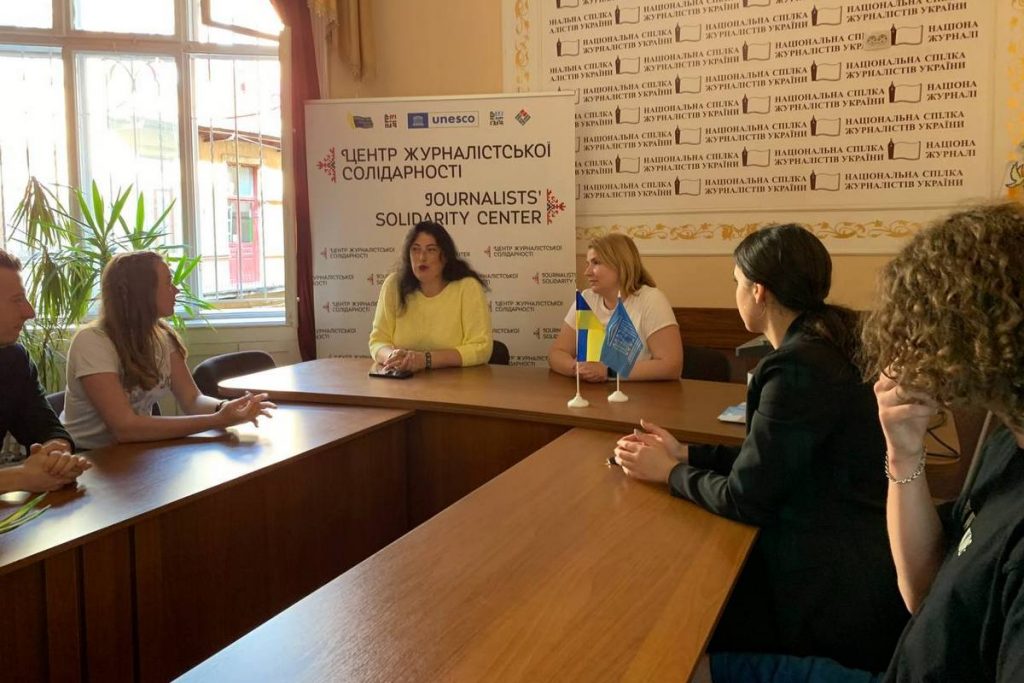 «Висвітлення війни в Україні у закордонних медіа»: у Львівському Центрі журналістської солідарності НСЖУ обговорили досвід польських колег