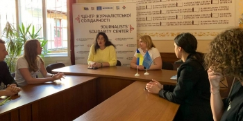 «Висвітлення війни в Україні у закордонних медіа»: у Львівському Центрі журналістської солідарності НСЖУ обговорили досвід польських колег