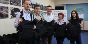 Журналісти з Латинської Америки отримали захисне спорядження для поїздки на фронт