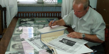 Журналіст Олександр Зубар, попри жахливі обстріли, й далі живе й працює в Куп’янську