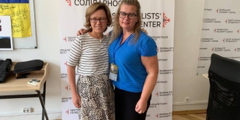 Журналістка зі Швеції проводить інтерв’ю з українками у київському Центрі журналістської солідарності