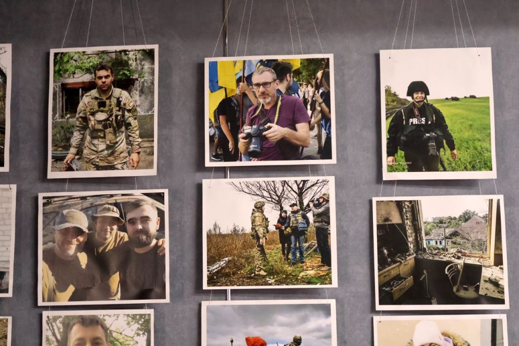 Фотовиставка «Запорізькі журналісти на війні»: в експозиції – світлини медійників-воїнів, та тих, хто тримає інформаційний фронт