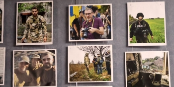 Фотовиставка «Запорізькі журналісти на війні»: в експозиції – світлини медійників-воїнів, та тих, хто тримає інформаційний фронт