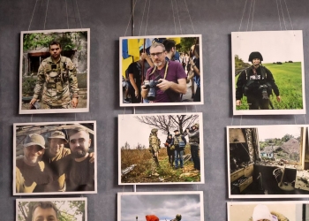 Фотовиставка «Запорізькі журналісти на війні»: в експозиції – світлини медійників-воїнів, та тих, хто тримає інформаційний фронт