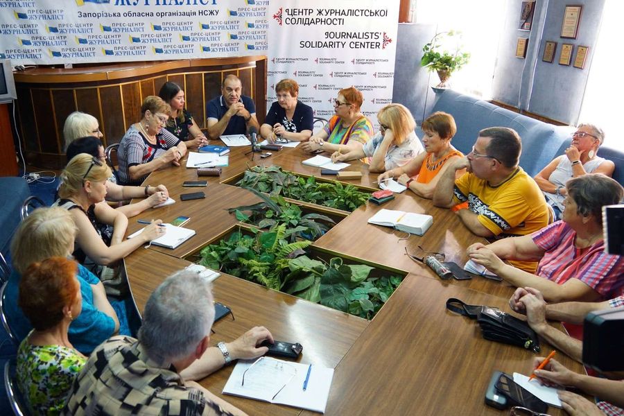 Воєнні і мирні справи громад Запоріжжя обговорили у Центрі журналістської солідарності 1