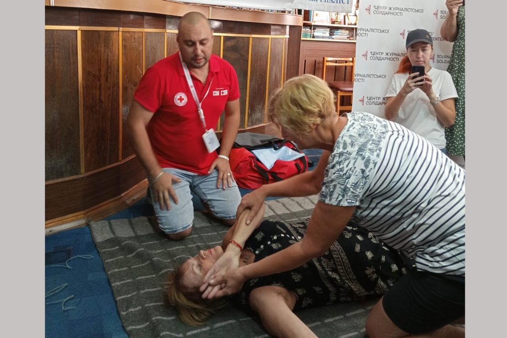 Тренінг з надання домедичної допомоги у Запоріжжі: медійникам запропонували рольову гру