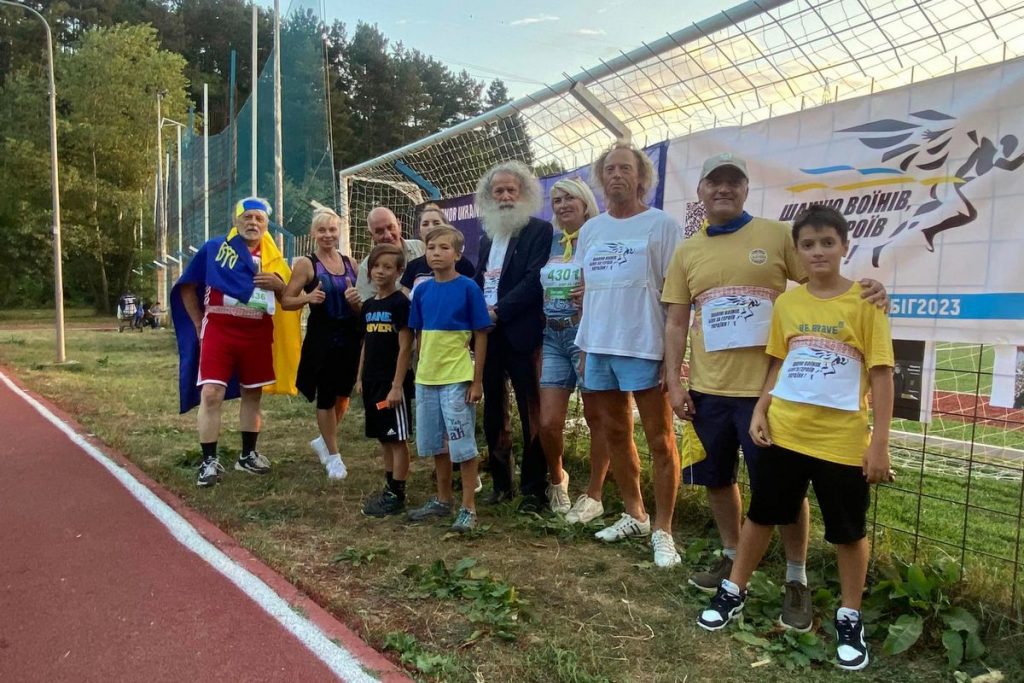 «Біжу за героя»: українські журналісти в Приштині провели патріотичний забіг на честь загиблих воїнів