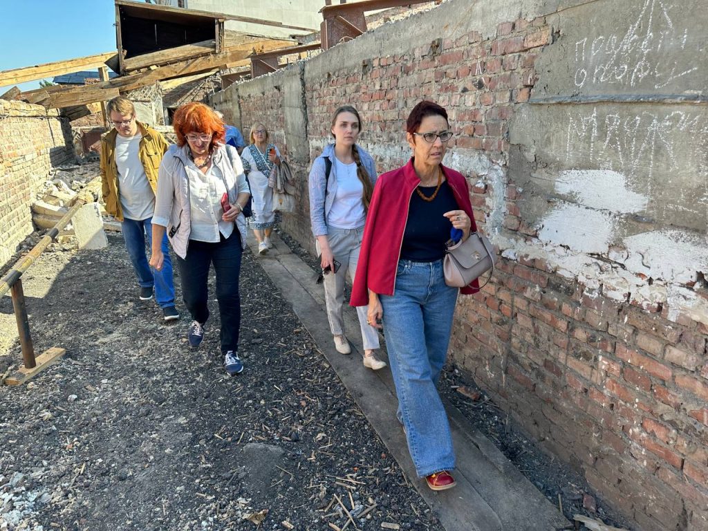 В обстріляному росіянами Чернігівському драмтеатрі розповіли журналістам, що готуються до нового сезону