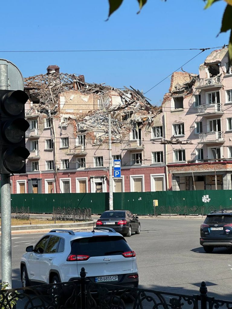 В обстріляному росіянами Чернігівському драмтеатрі розповіли журналістам, що готуються до нового сезону 3