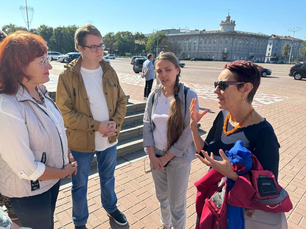 В обстріляному росіянами Чернігівському драмтеатрі розповіли журналістам, що готуються до нового сезону 14