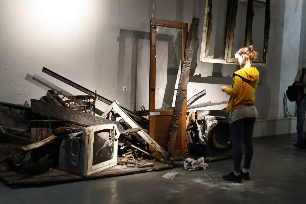 «Журналістика – це світло правди! Не дай йому згаснути!», – на відкритті виставки, підготовленої НСЖУ, продемонстрували зворушливий перформанс