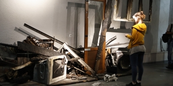 «Журналістика – це світло правди! Не дай йому згаснути!», – на відкритті виставки, підготовленої НСЖУ, продемонстрували зворушливий перформанс