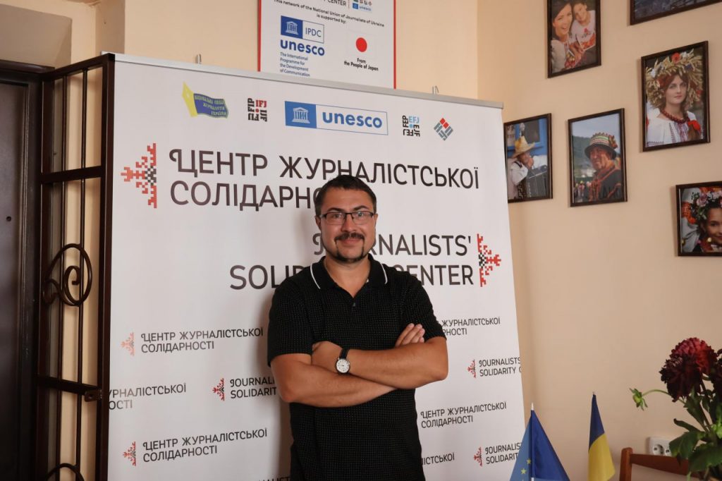 «Журналісти – це не тільки про написати новину, відзняти репортаж… Водночас це волонтери, медики, психологи», – журналіст Михайло Савлюк