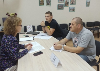 Знімають в обхід пресслужб, не узгоджують матеріали, нехтують правилами безпеки: основні помилки журналістів на фронті обговорили в Дніпрі