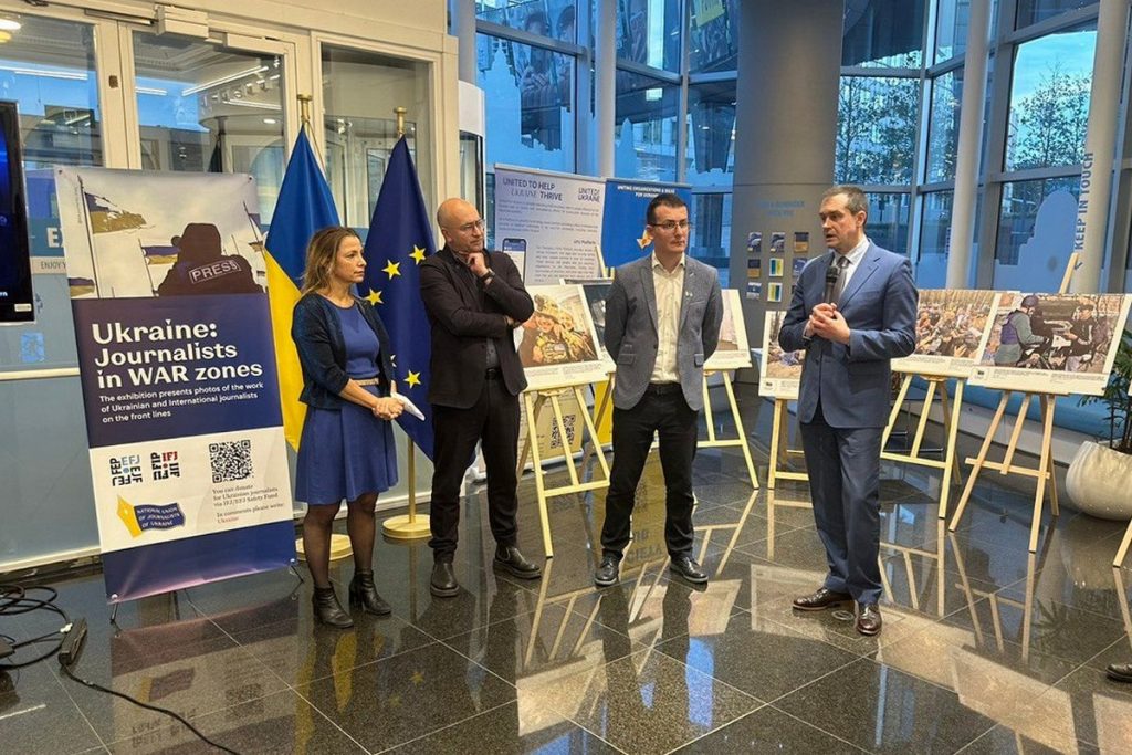 «Слава Україні! Слава українським журналістам!»: фотовиставка НСЖУ «Україна: журналісти в зонах бойових дій» запрацювала в Брюсселі (доповнено)