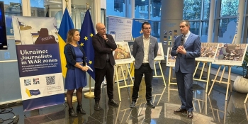 «Слава Україні! Слава українським журналістам!»: фотовиставка НСЖУ «Україна: журналісти в зонах бойових дій» запрацювала в Брюсселі (доповнено)
