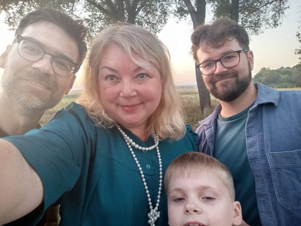 «Коли починається обстріл, пересідаємо подалі від вікна, щоб не поранитися уламками»: журналістські будні Великої Писарівки